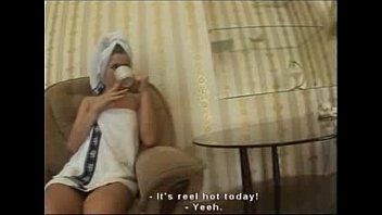 Afspelen Nadat ze een douche bij haar poesje heeft genomen, neemt ze zijn pik