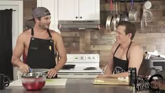 Redare Hunks muscular în Speedos: o parodie porno hilar de rău a unui spectacol popular de gătit