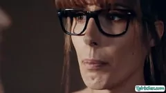 Abspielen Das sinnliche Tgirl Melanie Brooks fickt die brünette Tbabe Izzy Wilde in intensiver Shemale-on-Shemale-Action ohne Sattel