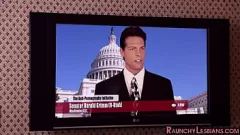 Afspelen Sensuele MILF met grote borsten likt en vingert lesbiennes op hoge hakken