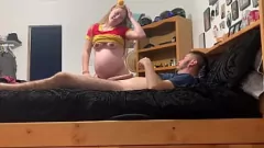 Odtwórz Robienie loda na Halloween: blondynka robi głębokie gardło i pozwala mi spuścić się do gardła