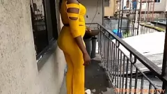 Reproduzir Madrasta madura é fodida pelo monstro BBC Cock do vizinho em Doggystyle na varanda