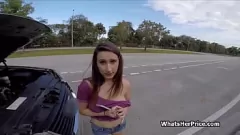 Afspelen Een amateur met ronde vormen en enorme tieten geeft een pijpbeurt in het verkeer terwijl hij in de auto zit