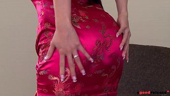 Jouer Film pour adultes avec une femme asiatique à gros seins ayant des relations sexuelles brutales