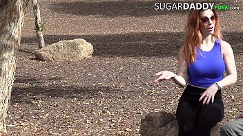 Jouer Rousse combinée et pénétrée par un mec avec un gros pénis