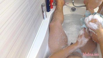 Reproduzir Masturbação em parceiros no banheiro cheio de espuma com orgasmos múltiplos