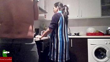 Jouer Xxx incestueux dans la cuisine avec la belle-mère nymphomane