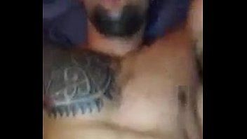 Jouer Homme barbu musclé pénètre son partenaire dans leur lit