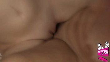 Abspielen Zwei heiße Blondinen reiben nackte Hardcore-Frauen