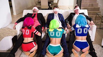Reproduzir homens de sorte sugados e fodidos por estrelas pornô