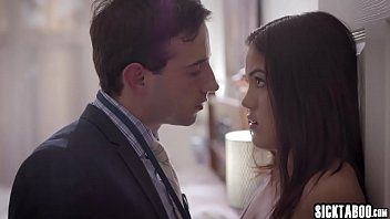 Jouer piccola asiatica con grandi tette scopata hardcore e sesso orale