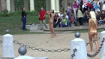 Jouer donne bellissime camminano nude in pubblico