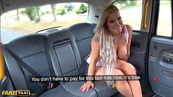 Afspelen De geile blanke milf kleedt zich uit in de taxi en maakt xxx