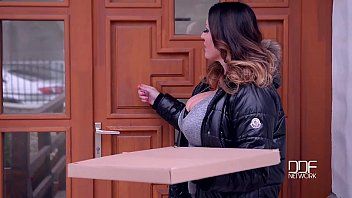Reproduzir parceiros pegos fazendo xxx garota hardcore entregando pizza