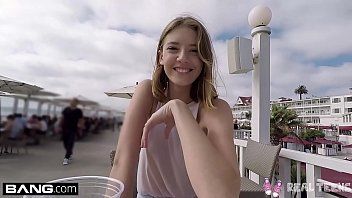 Jouer la giovane donna della capitale si è aggrappata al pubblico e si è lasciata trasportare dall'amore