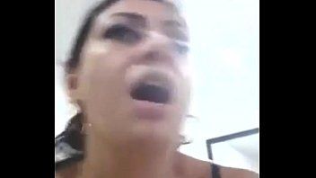 Le labbra della fica scopano con una donna mora con grandi tette che conosce bene il suo lavoro