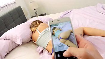 تشغيل الأفلام الإباحية المجانية تسيء معاملتها بعد أن تمسك به وهو يلتقط لها صورًا عارية