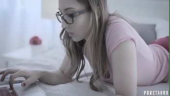 Abspielen Er zieht ihn weg, weil er nicht weiß, wie er ihn an die Kehle führen soll, dann zieht er ihn heraus