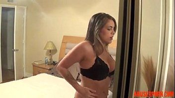 Play The girl arranges the bed to have sex in the mouth with the lover