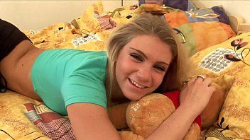 Abspielen Heiße junge Blondine beim Sex mit Dildo und Fotze ausgezogen