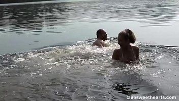 Jouer Due amici si fanno una doccia e fanno sesso hardcore come piace a loro