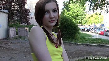 Odtwórz Dziewczyna z małym biustem uprawia brutalny seks na sesji zdjęciowej