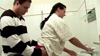 der freund mit den großen titten geht zum freund und hat sex mit ihm