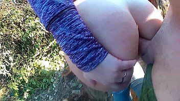 Jouer Xxx en public avec une chatte sexy et méchante au lit