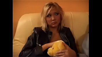 Jouer Donne bellissime che fanno xxx alle feste russe succhiando cazzi e parlando