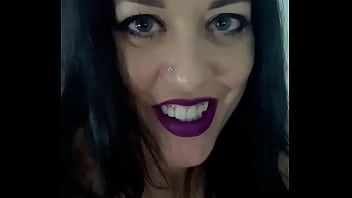 Reproducir Porno penetra a la suegra en la falda hundida penetrada por el chico loco después de coños
