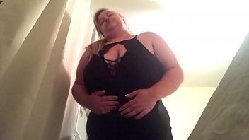 Redare Grasa cu pizdulice mare se dezbraca la videochat apoi se masturbeaza cu degetul