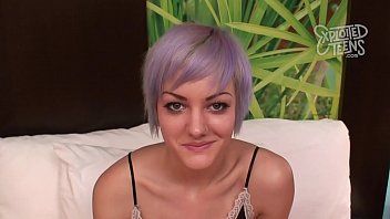 Reproducir Esta hermosa chica tiene el pelo de la vagina muy grande, que está corto y le encanta.
