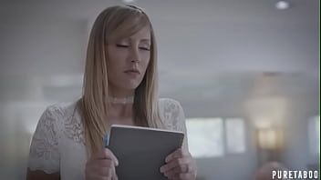 Reproducir Se orina en el cuello de una rubia que tiene los pechos muy grandes.