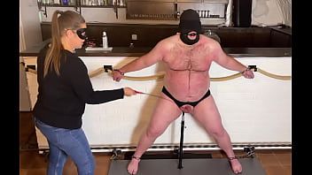 Reproducir Frota el pene de un macho atado a sus manos y pies