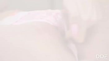 Play The sex toys with which she masturbates beautifully