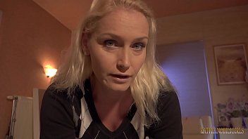 Jouer Tocca la schiena di questa giovane donna per farle venire voglia di fare xxx con questo