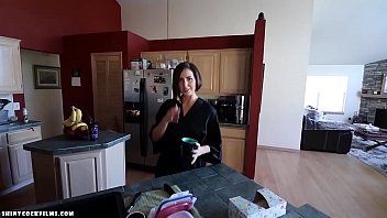 Jouer Milf si masturba davanti a suo marito che la sta filmando