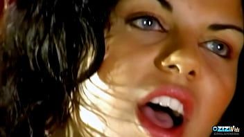 Afspelen Porno met een blondine die xxx doet op een luxe jacht xxx anale porno