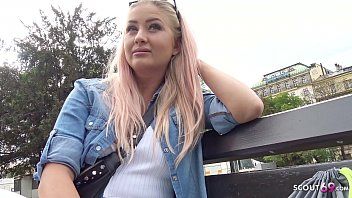 Jouer La collega bionda è una puttana insatura che si lascia filmare