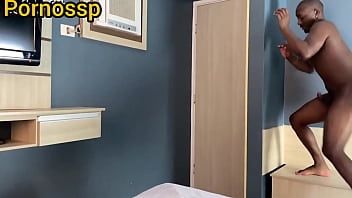 Jouer Fait à la main à un mâle avec un petit pénis qui finit par finir
