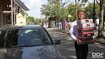 Redare O prinde de par si i-o penetreaza in gure foarte senzual pe aceasta tanara blonda dupa care
