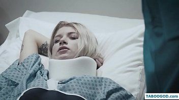 Abspielen Rumänischer HD-Porno mit einer Blondine, die von einem jungen Arzt penetriert wird