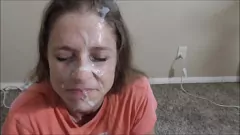 Jouer La MILF Kristy, 50 anni, sperimenta il suo primo viso in assoluto