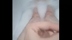 Jouer Amusement mousseux : une fille chaude jouit fort avec une branlette dans le bain