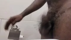 Reproduzir Garanhão preto mostra seu pau enorme, completo com anéis penianos e acabamento encharcado de porra