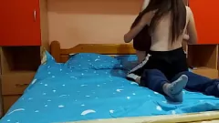 Jouer Petite ado brune se fait défoncer la chatte serrée