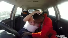 Jouer L'instructeur BBW est méchant avec un étudiant en gros cocké en porno de voiture