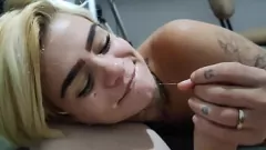 Abspielen Hung Stud gibt Russah einen schlampigen Deepthroat und eine Gesichtsschotfläche