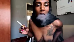 Reproducir Desi fumando en hijab con juguetes sexuales y medias de red