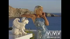 Abspielen Retro Monika Benz nimmt eine Gesichtsbehandlung in der Hardcore -Begegnung im Freien